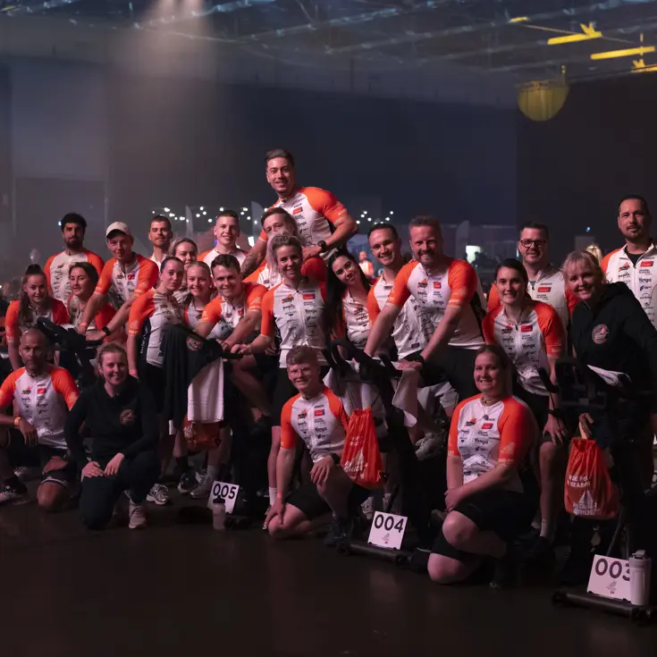 Teamfoto van deelnemers van team Marechaussee aan de Alpe d’HuZes Indoorride 2026.