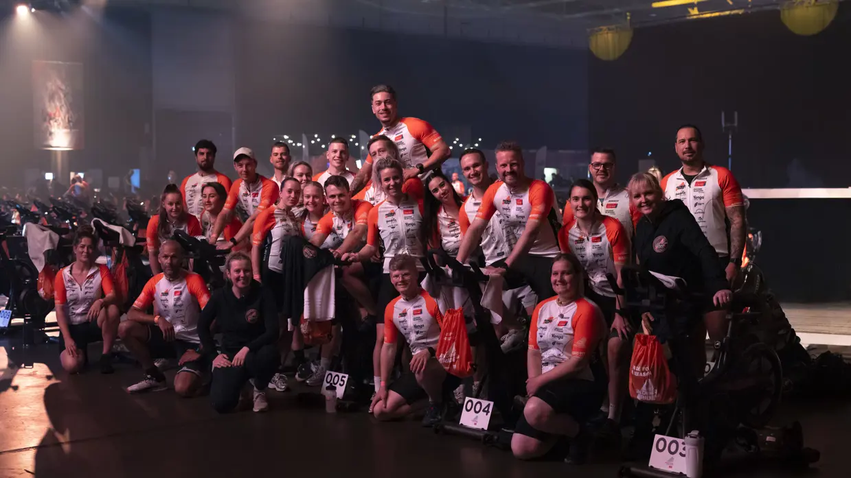 Teamfoto van deelnemers van team Marechaussee aan de Alpe d’HuZes Indoorride 2026.