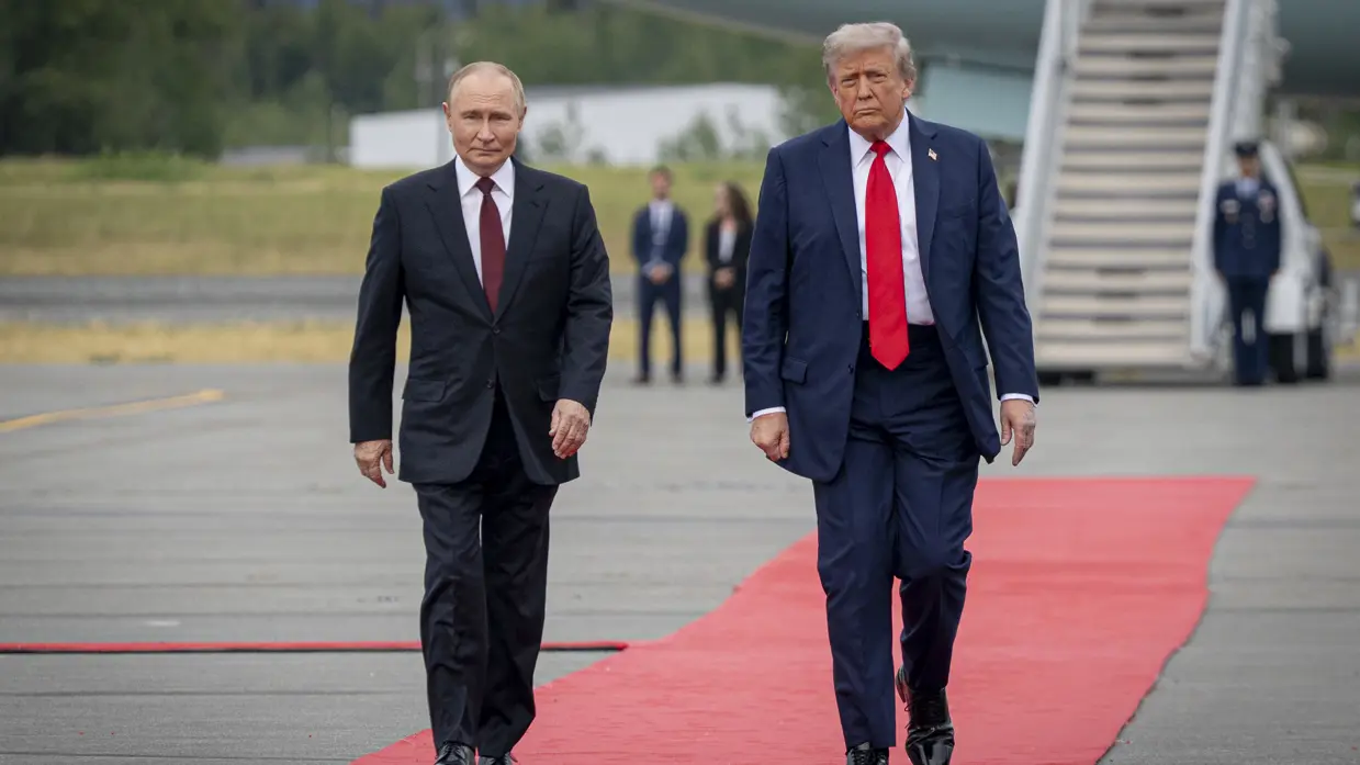 De Amerikaanse president Trump en zijn Russische ambtsgenoot Poetin lopen naast elkaar.