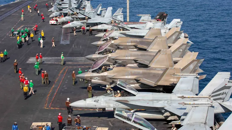 Militaire vliegtuigen staan opgesteld op een vliegdekschip 