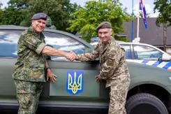 Generaal Onno Eichelsheim schudt andere militair de hand.