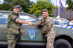 Generaal Onno Eichelsheim schudt andere militair de hand.