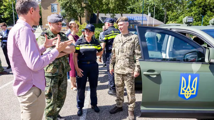 Militairen in gesprek voor Volkswagen Touareg.