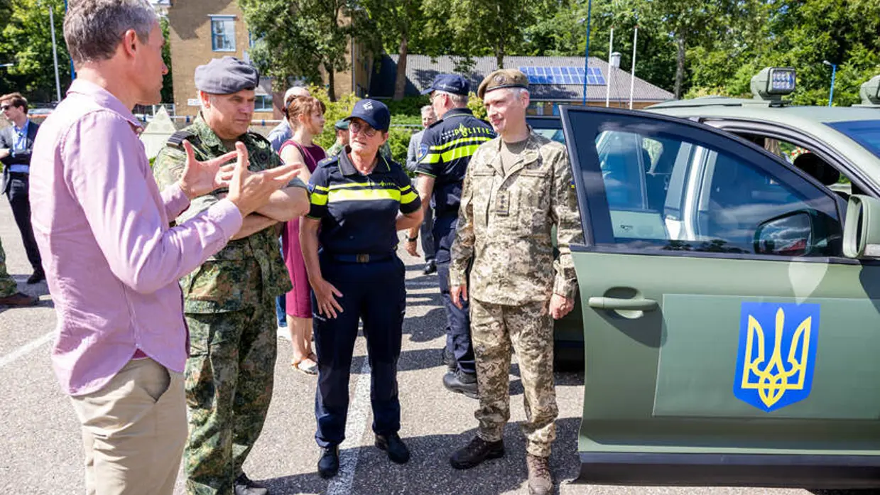 Militairen in gesprek voor Volkswagen Touareg.