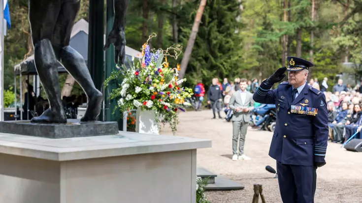 Generaal Eichelsheim bij de kranslegging op Nationaal Ereveld Loenen. 