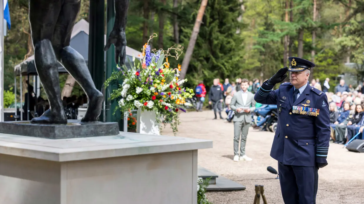 Generaal Eichelsheim bij de kranslegging op Nationaal Ereveld Loenen. 