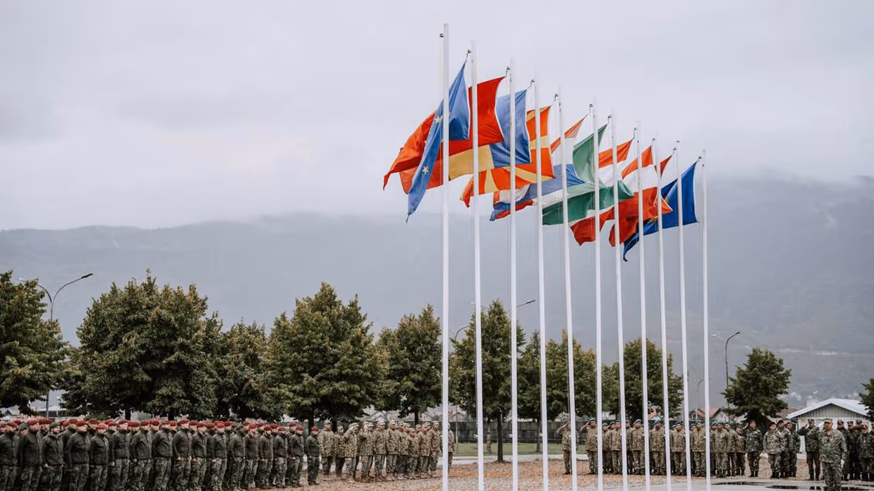 Wapperende vlaggen van de landen waar de militaire bataljons vandaan komen. 