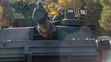 Verschillende afbeeldingen met daarop generaal Onno Eichelsheim. Zowel lachend in een tank, pratend met militairen, in gesprek met een collega van de marine en luisterend naar een Poolse militair, te zien aan de vlag op zijn pak.
