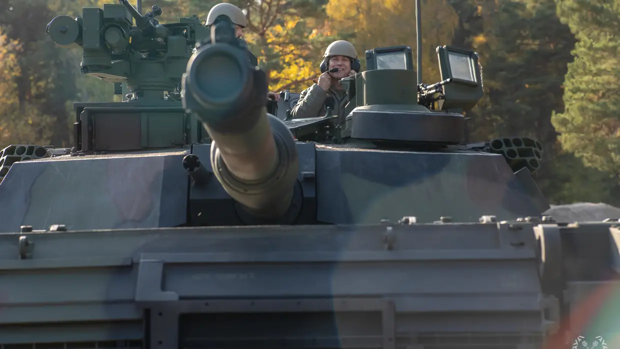 Verschillende afbeeldingen met daarop generaal Onno Eichelsheim. Zowel lachend in een tank, pratend met militairen, in gesprek met een collega van de marine en luisterend naar een Poolse militair, te zien aan de vlag op zijn pak.