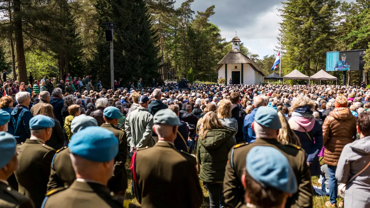 Generaal Eichelsheim speecht bij Nationaal Ereveld Loenen. 