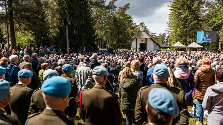 Generaal Eichelsheim speecht bij Nationaal Ereveld Loenen. 