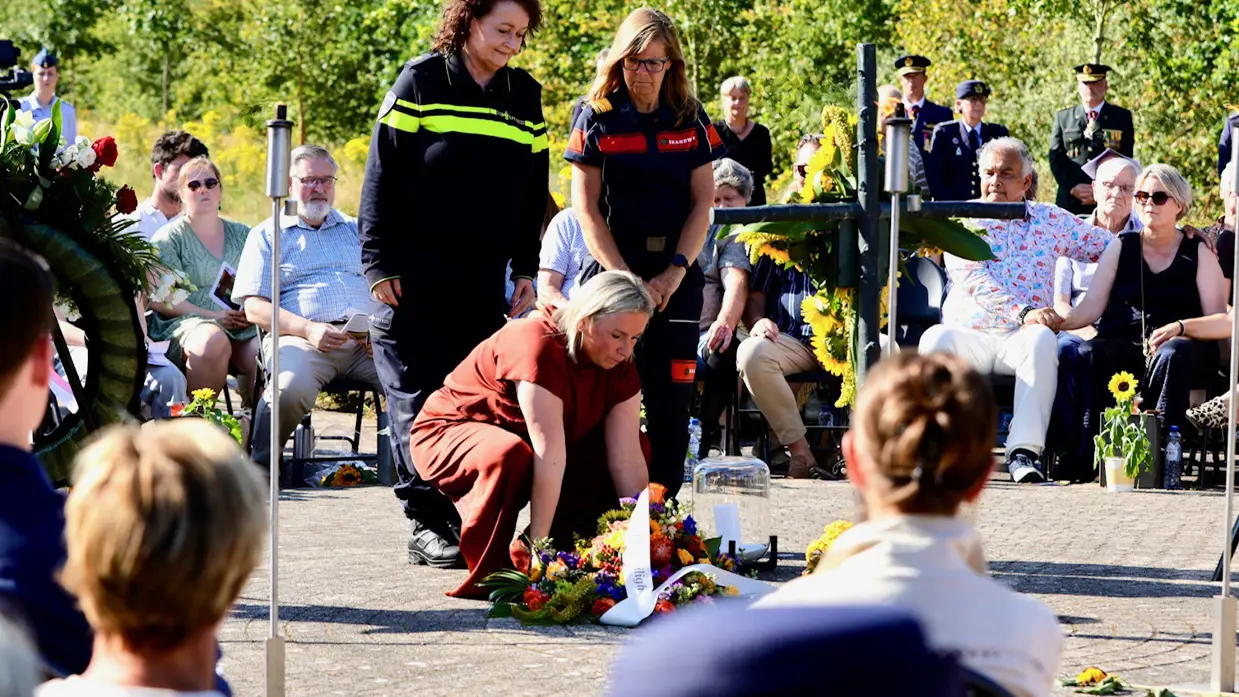 Burgemeester Dijsselbloem van Eindhoven, nabestaanden en hulpverleners leggen bloemen.