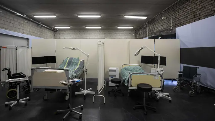Ziekenhuiskamer met 2 bedden.