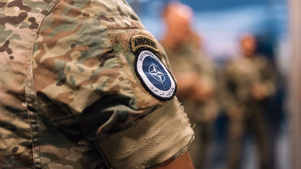 Logo van een missie op de schouder van een militair.