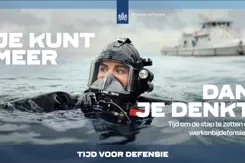 Gehelmde duiker met hoofd boven het water en een schip op de achtergrond. Links en rechts de tekst: Je kunt meer dan je denkt. Onderin de tekst tijd voor Defensie.