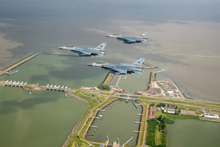 3 F-16's vliegen in formatie over de Afsluitdijk.