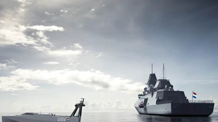 Impressie van een schip en een varende drone.