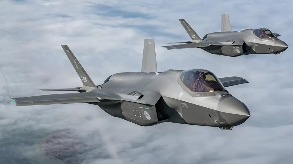 2 F-35's naast elkaar in de lucht.