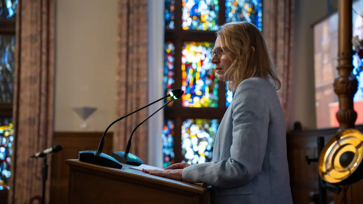 Een vrouw houdt een speech.