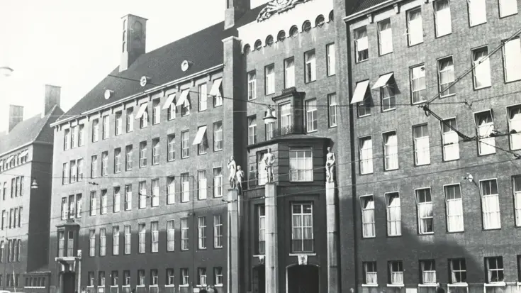 Het ministerie van Defensie aan de kant van de Kalvermarkt (1968).