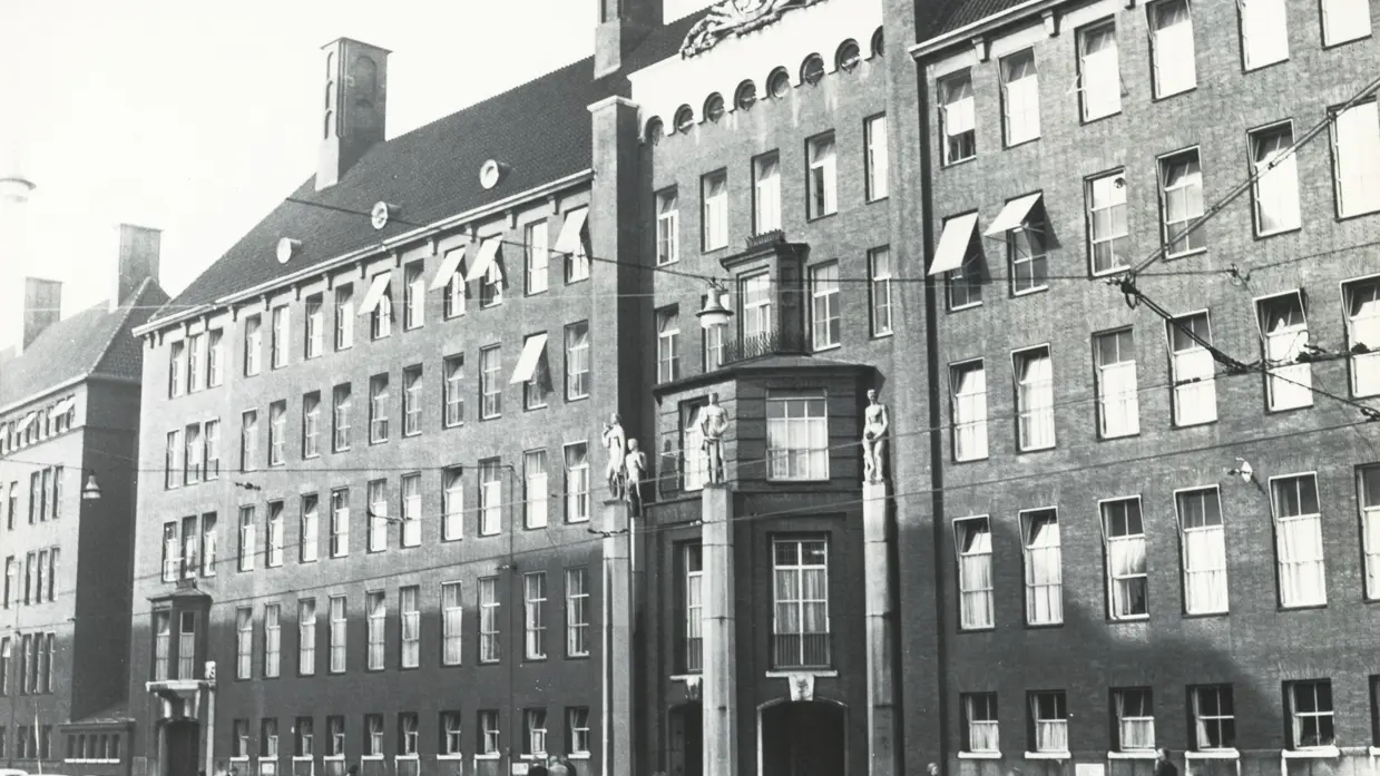 Het ministerie van Defensie aan de kant van de Kalvermarkt (1968).