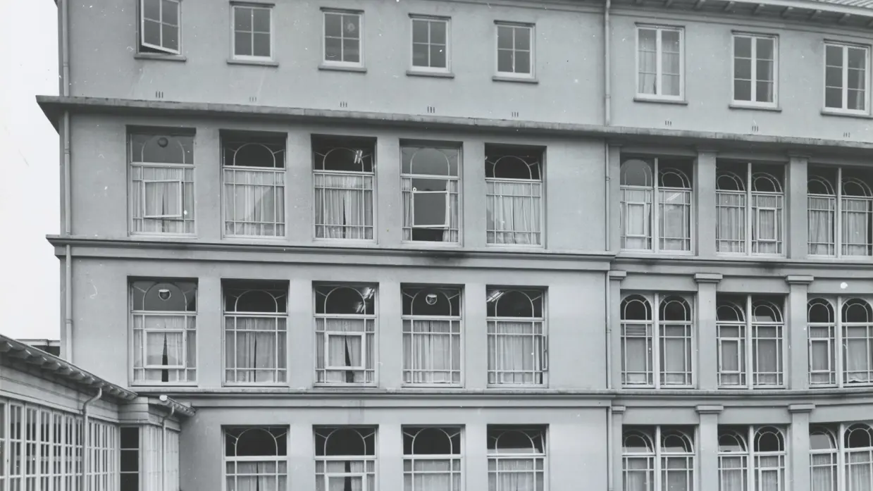 Gebouw B, gelegen tussen het gebouw aan het Plein en de gebouwen aan de Kalvermarkt (1963).