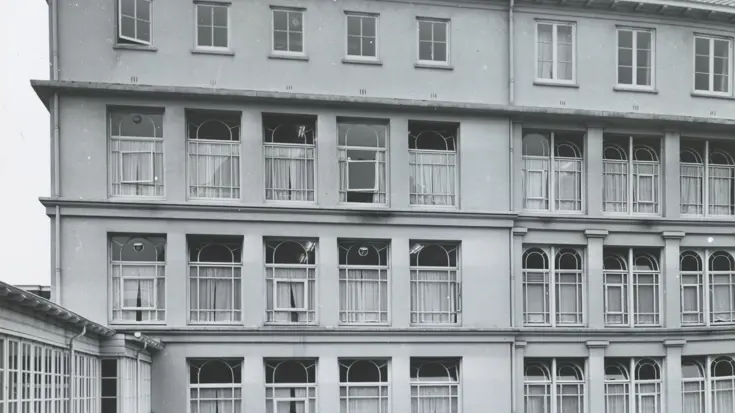 Gebouw B, gelegen tussen het gebouw aan het Plein en de gebouwen aan de Kalvermarkt (1963).