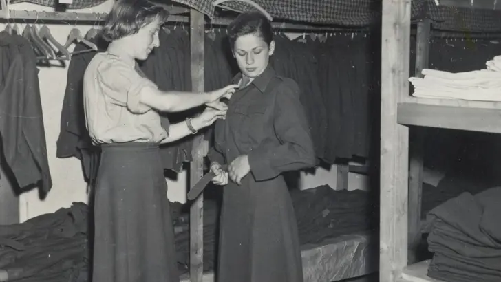 Vrouwelijke militair past kleding.