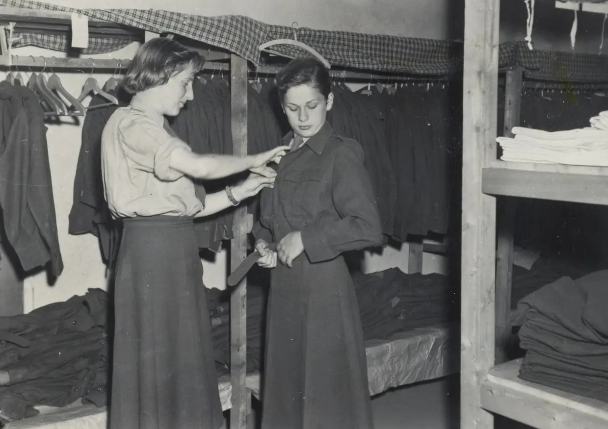 Vrouwelijke militair past kleding.
