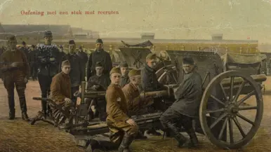 Oude foto van soldaten in uniformen bij een kanon met houten wielen, met de tekst "Oefening met een stuk met rekruten".