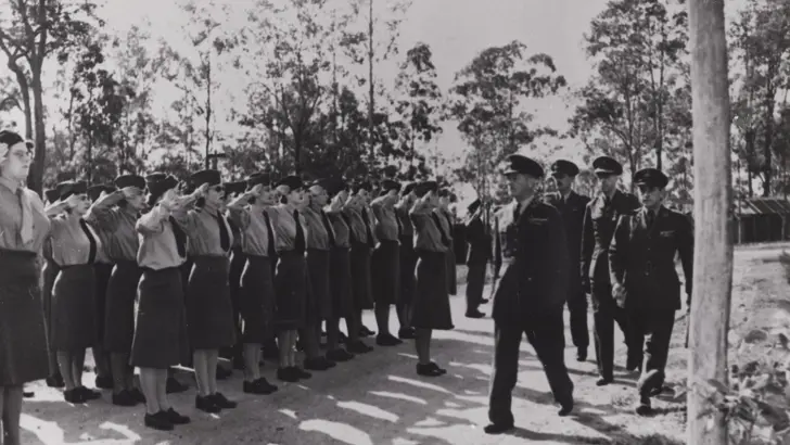 Inspectie van het Vrouwenkorps KNIL tijdens parade.