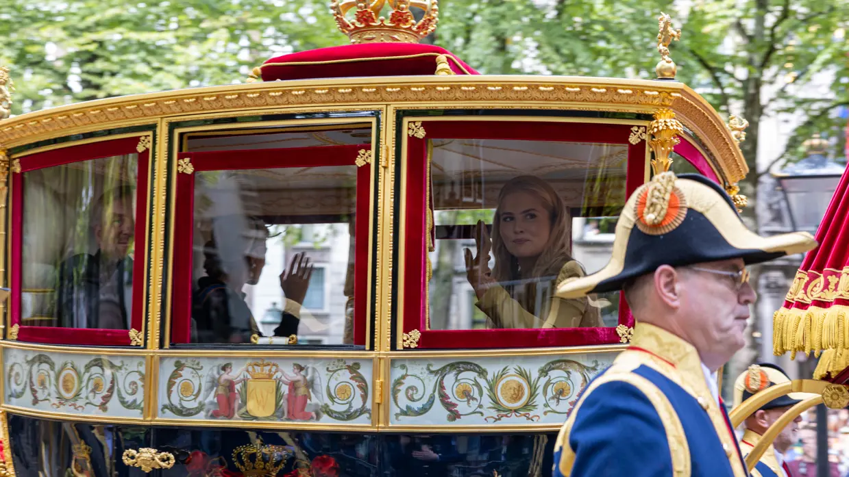 Prinses Amalia  zwaait vanuit de Glazen Koets.