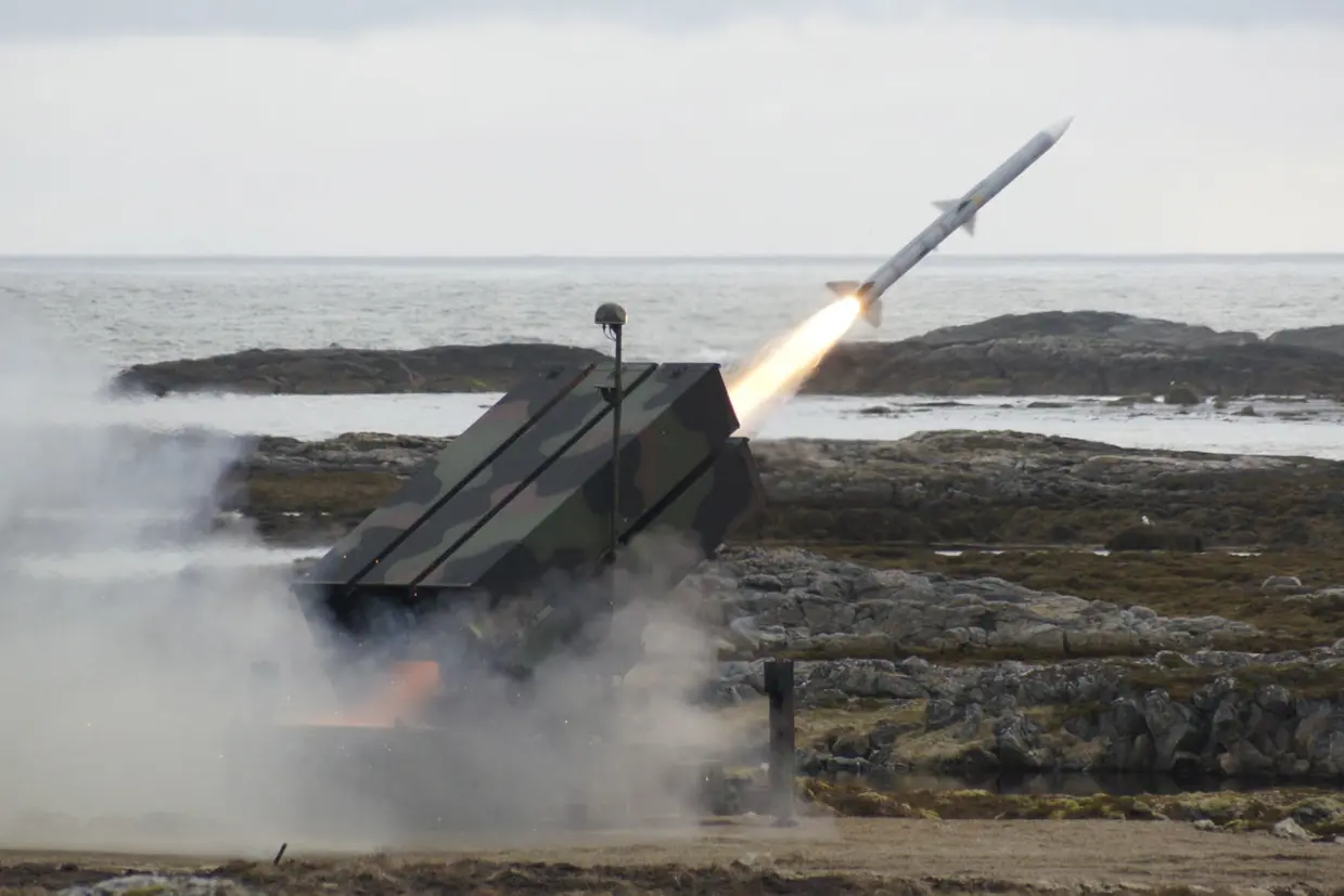 Een AMRAAM-raket wordt de lucht in geschoten.