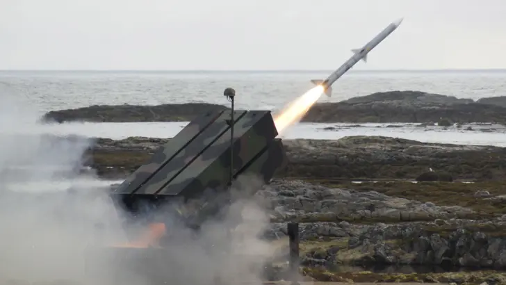 Een AMRAAM-raket wordt de lucht in geschoten.