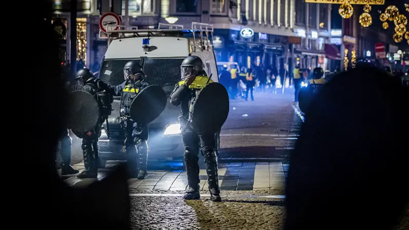 Politie en BE zij aan zij op straat in Amsterdam.