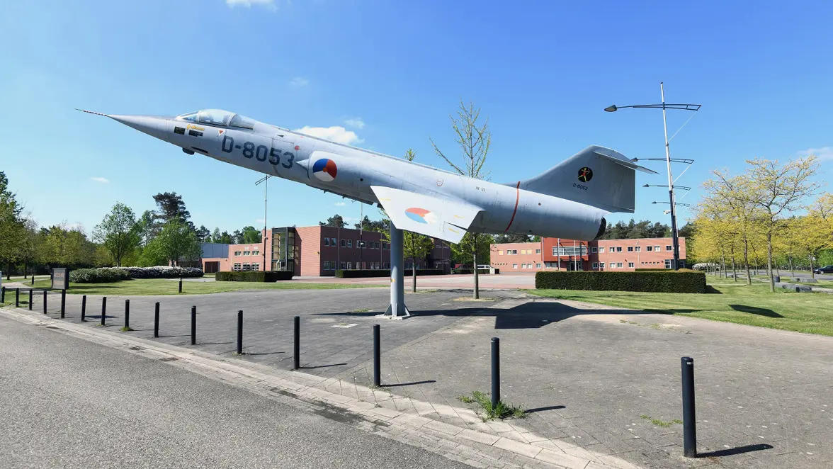 F-104 Starfighter op het centrale plein van AOCS NM.