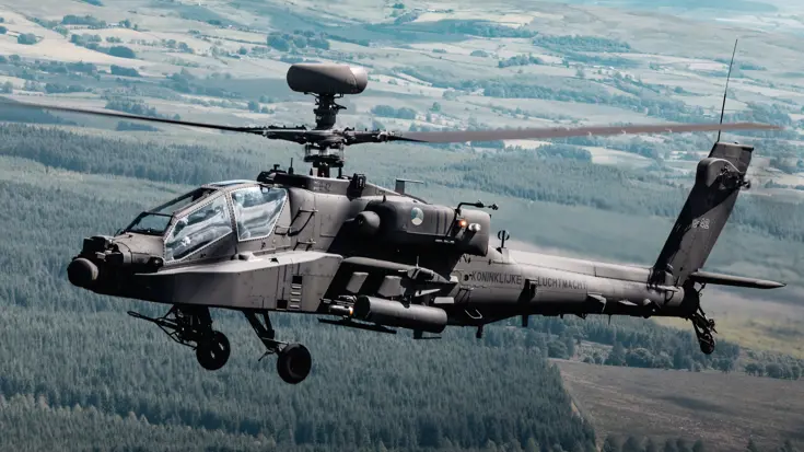 Apache Echo-gevechtshelikopter in de lucht.