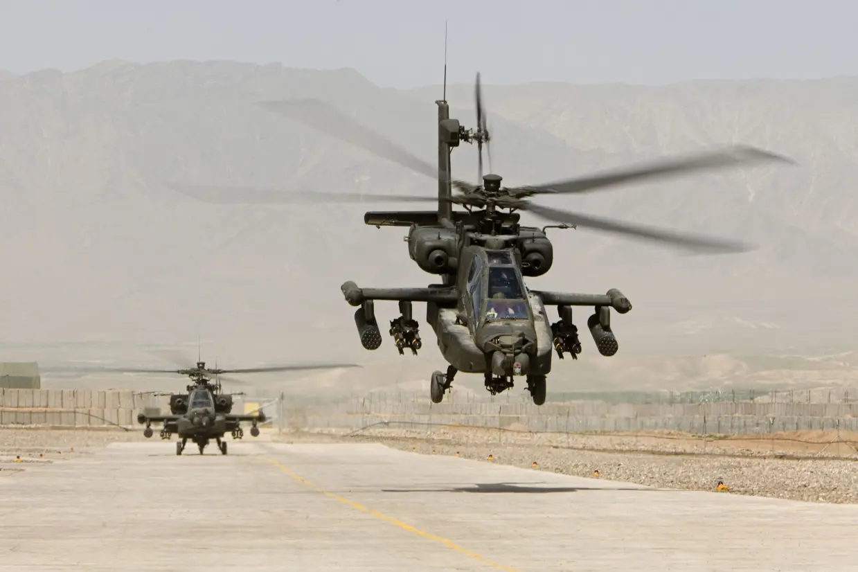 2 Apaches op landingsbaan.