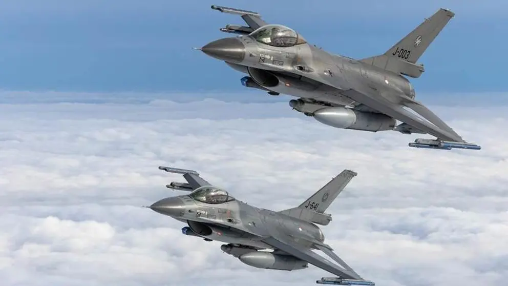 2 F-16's vliegen door de lucht.