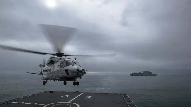 Helikopter boven een schip.