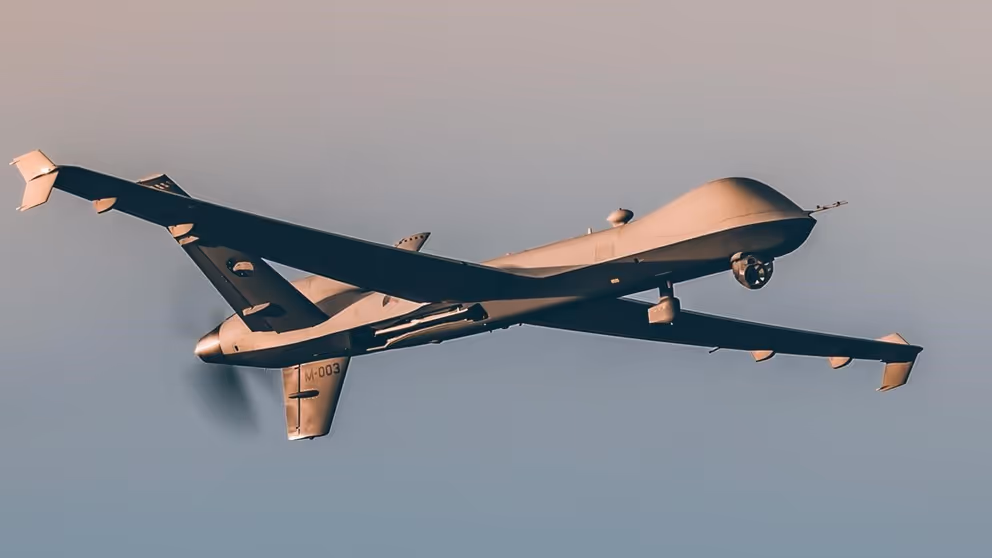 Een onbemand vliegtuig in de lucht.