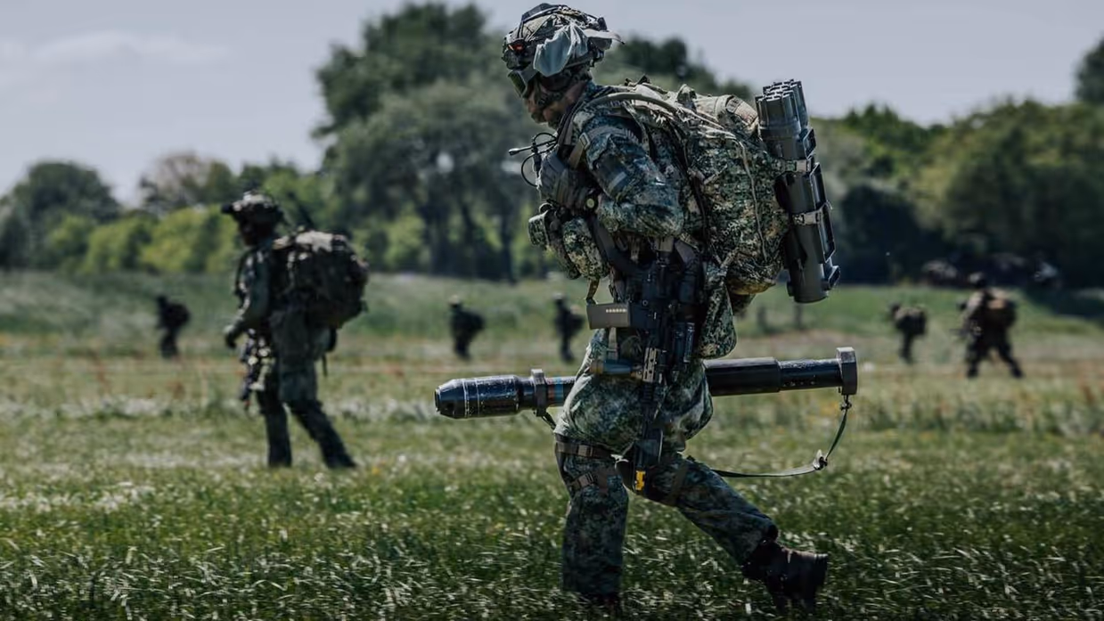 Militair te velde.