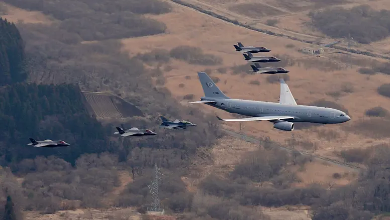 Een A330 MRTT leidt een formatie van F-35’s van Japan, Nederland en de Verenigde Staten en een F-16 van de VS.
