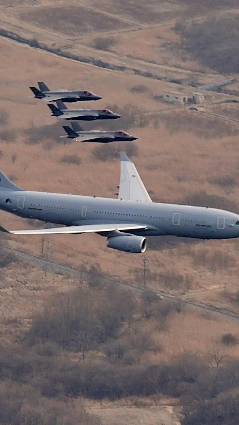 Een A330 MRTT leidt een formatie van F-35’s van Japan, Nederland en de Verenigde Staten en een F-16 van de VS.