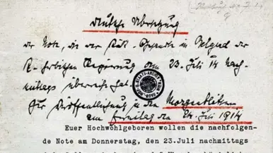 Handgeschreven Duits document met rode aantekeningen, een stempel en gedrukte tekst over een diplomatieke notitie uit 1914.&nbsp;