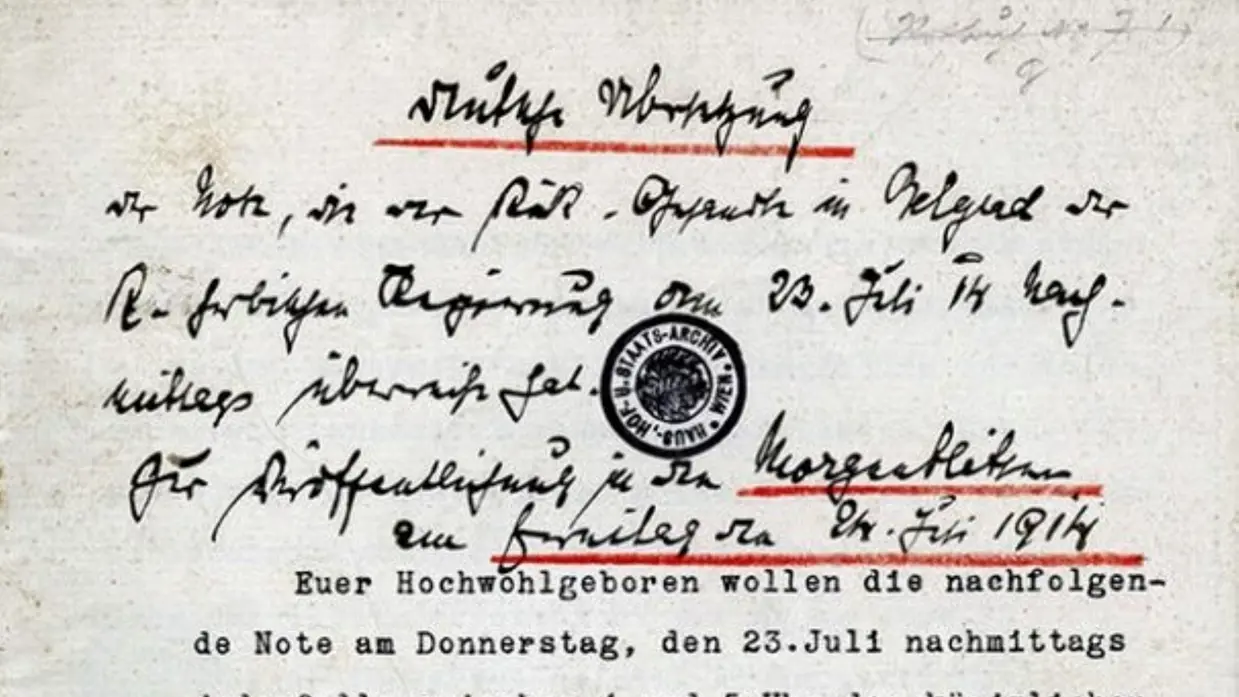 Handgeschreven Duits document met rode aantekeningen, een stempel en gedrukte tekst over een diplomatieke notitie uit 1914.&nbsp;