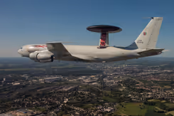 Een radarvliegtuig in de lucht.