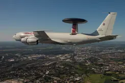 Een radarvliegtuig in de lucht.