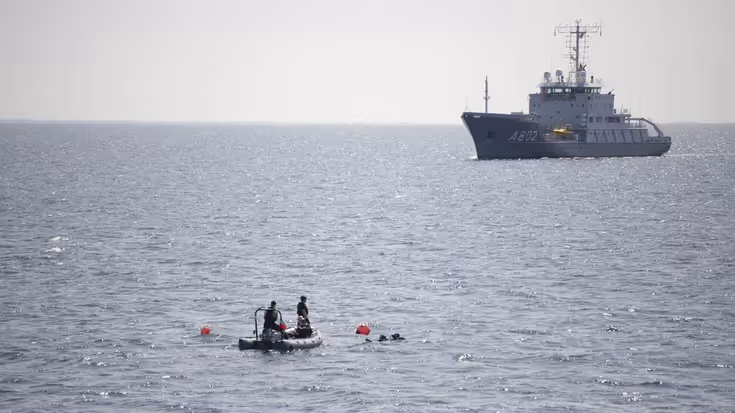 De Snellius op zee met duikteam op de voorgrond.