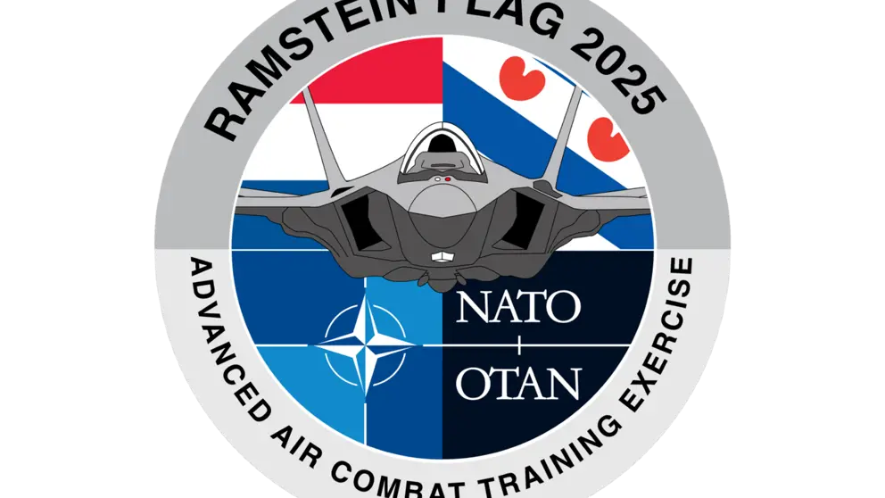 Cirkelvorming embleem van Ramstein Flag 2025. in het midden is een jachtvliegtuig te zien.